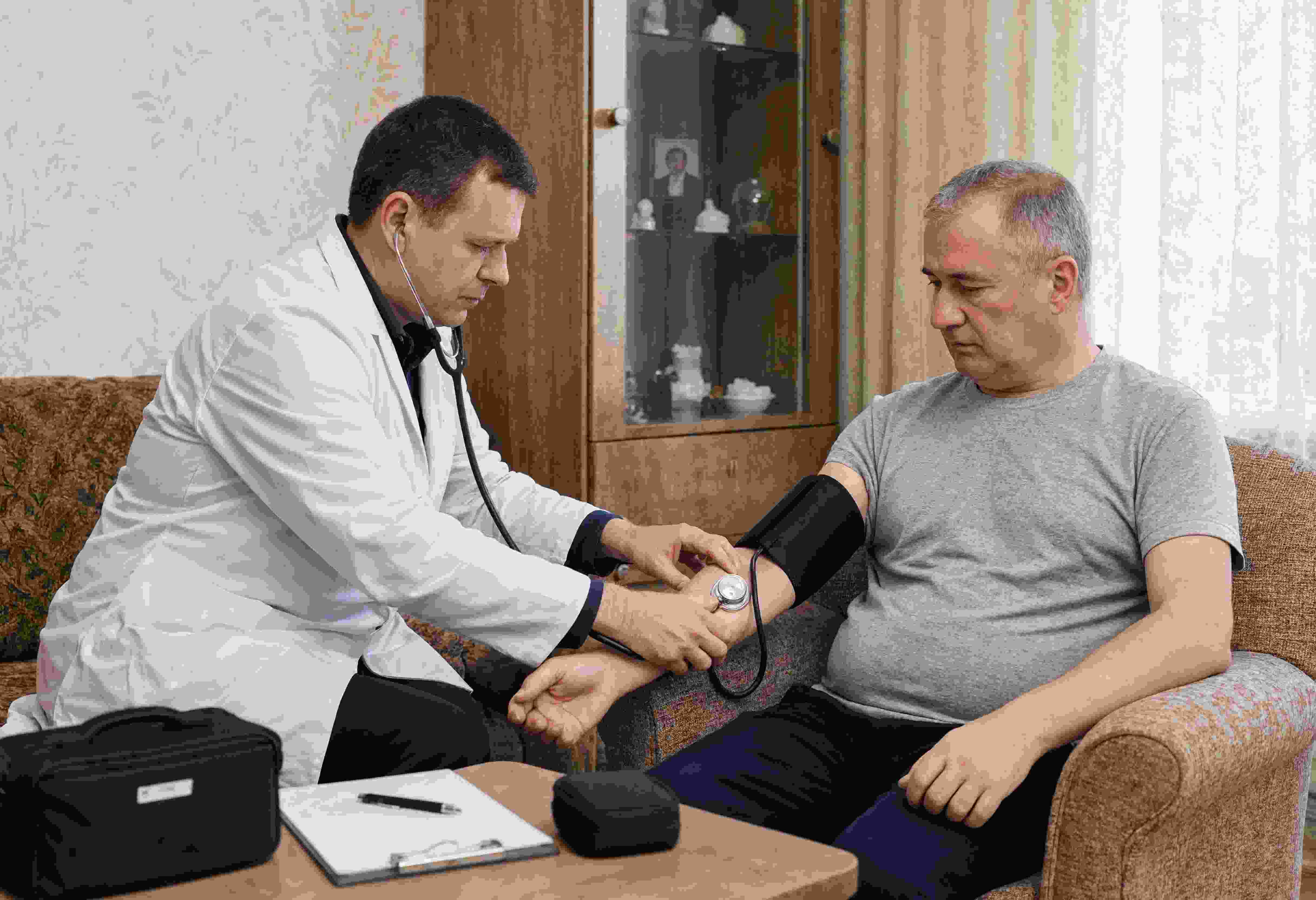 Врач нарколог оказывает пациенту профессиональную медицинскую помощь